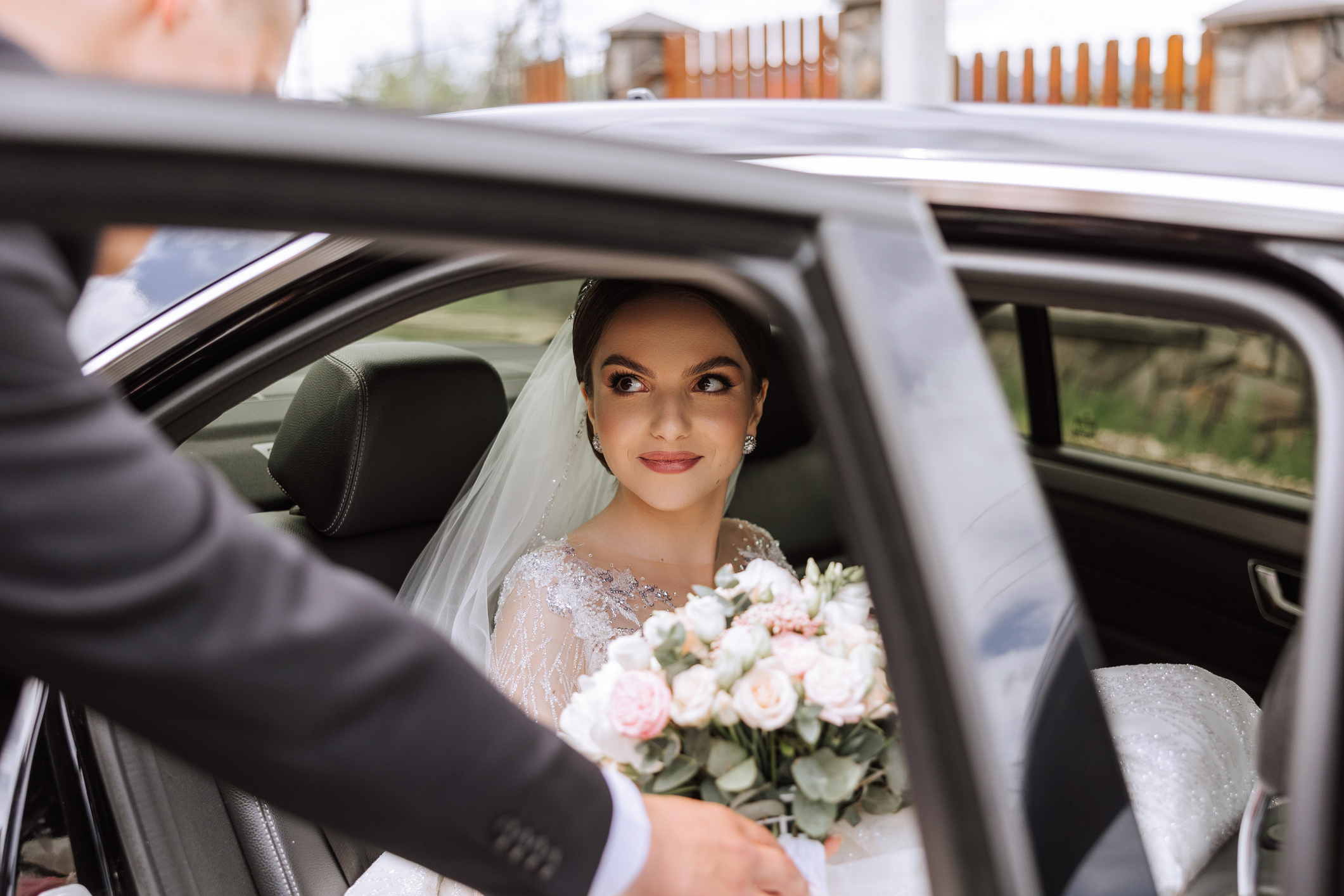 Mariée descendant d'une voiture de luxe décorée pour un mariage à Montréal